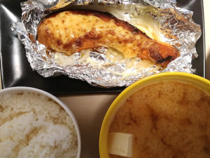 鮭のアルミホイル焼きと豆腐の味噌汁